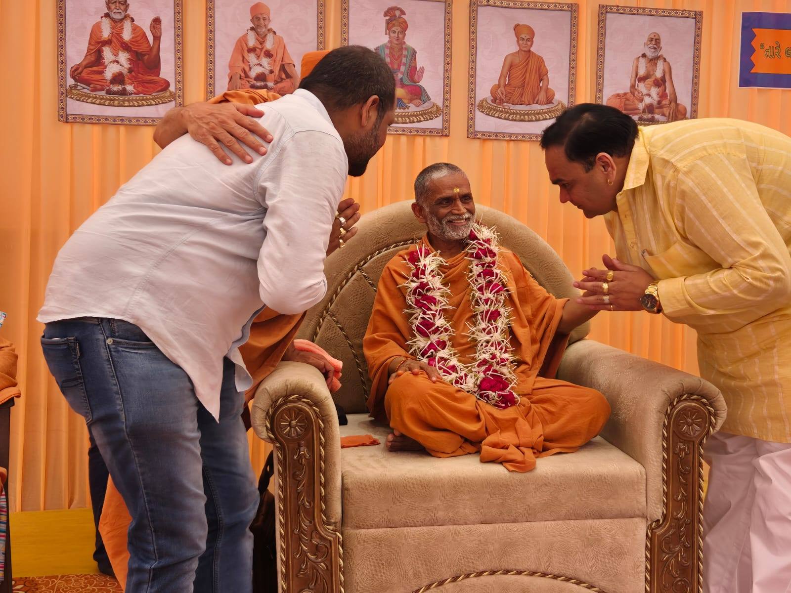 તા.૦૫-૦૫-૨૦૨૫ ના રોજ પ્રબોધ સ્વામીજી મહારાજે બારડોલી નગરમાં ઉર્મિ પાર્ક સોસાયટીમાં ઇલાબેન ચંદ્રસિંહ ડોડિયાજીના ઘરે મુલાકાત લીધી હતી જ્યાં તેમને દર્શન કરીને ધન્યતા અનુભવી હતી. આ પ્રસંગે તેમની સાથે આવેલી પૂજા. ગુરુપ્રસાદ સ્વામીજી અને પૂ. મૈત્રી સ્વામીજીના દર્શન કર્યા.